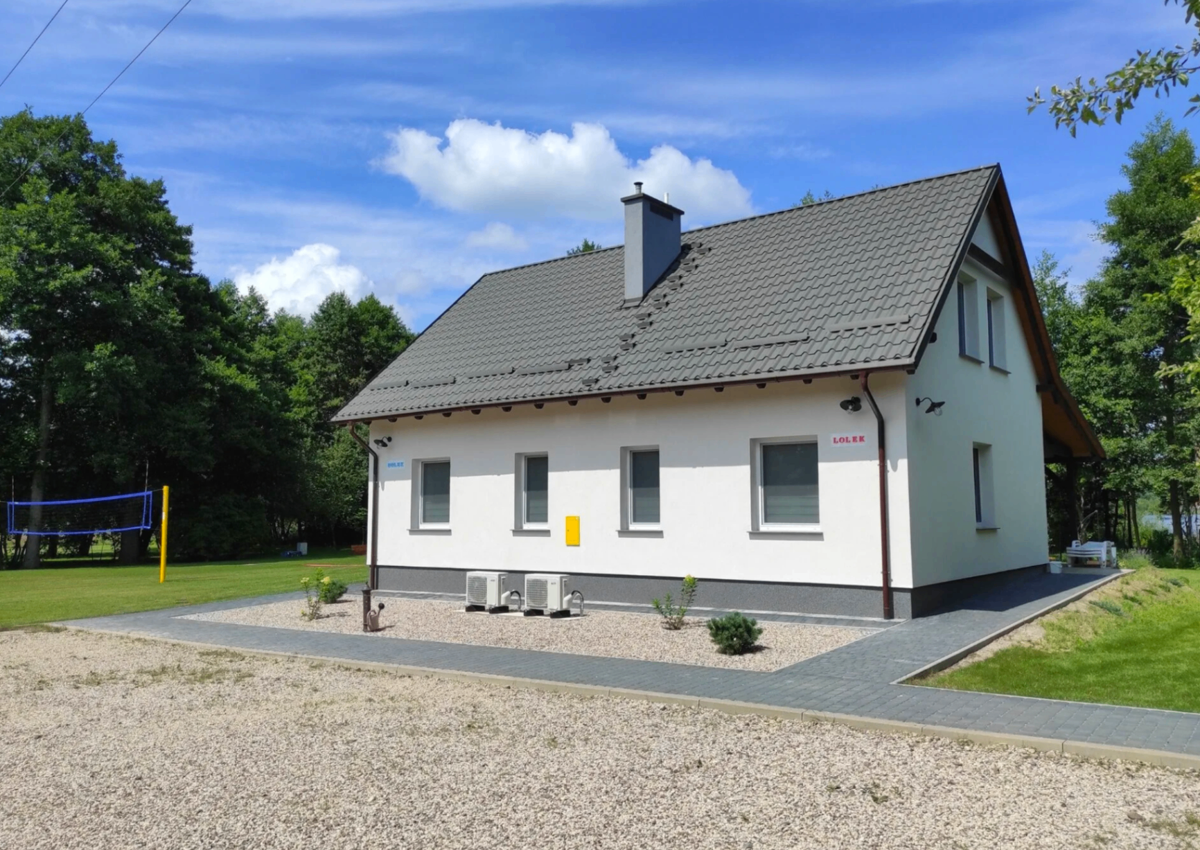 Widok domu od strony podjazdu i ogrodu