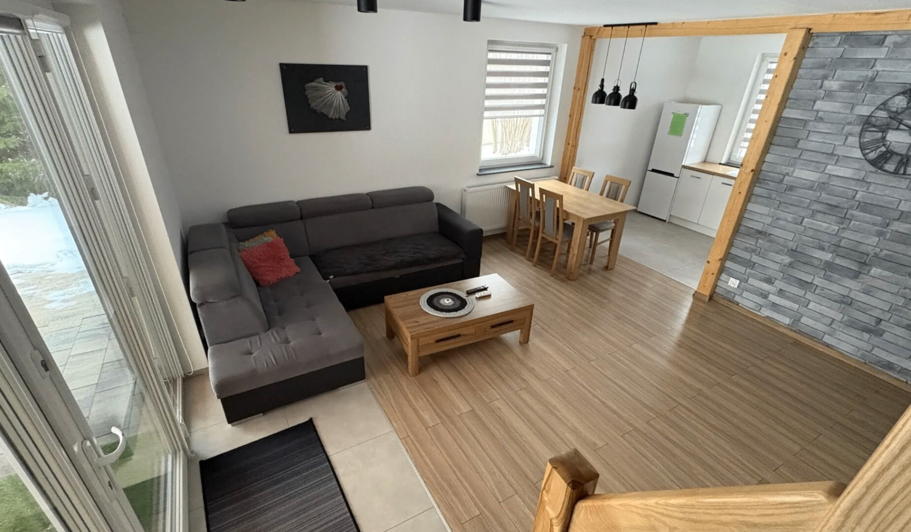 Przestronny salon z narożnikiem i strefą jadalną