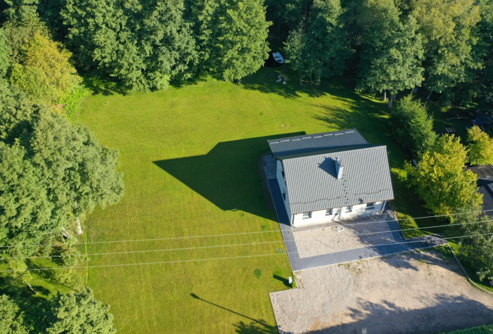 Widok z lotu ptaka na dom i ogród