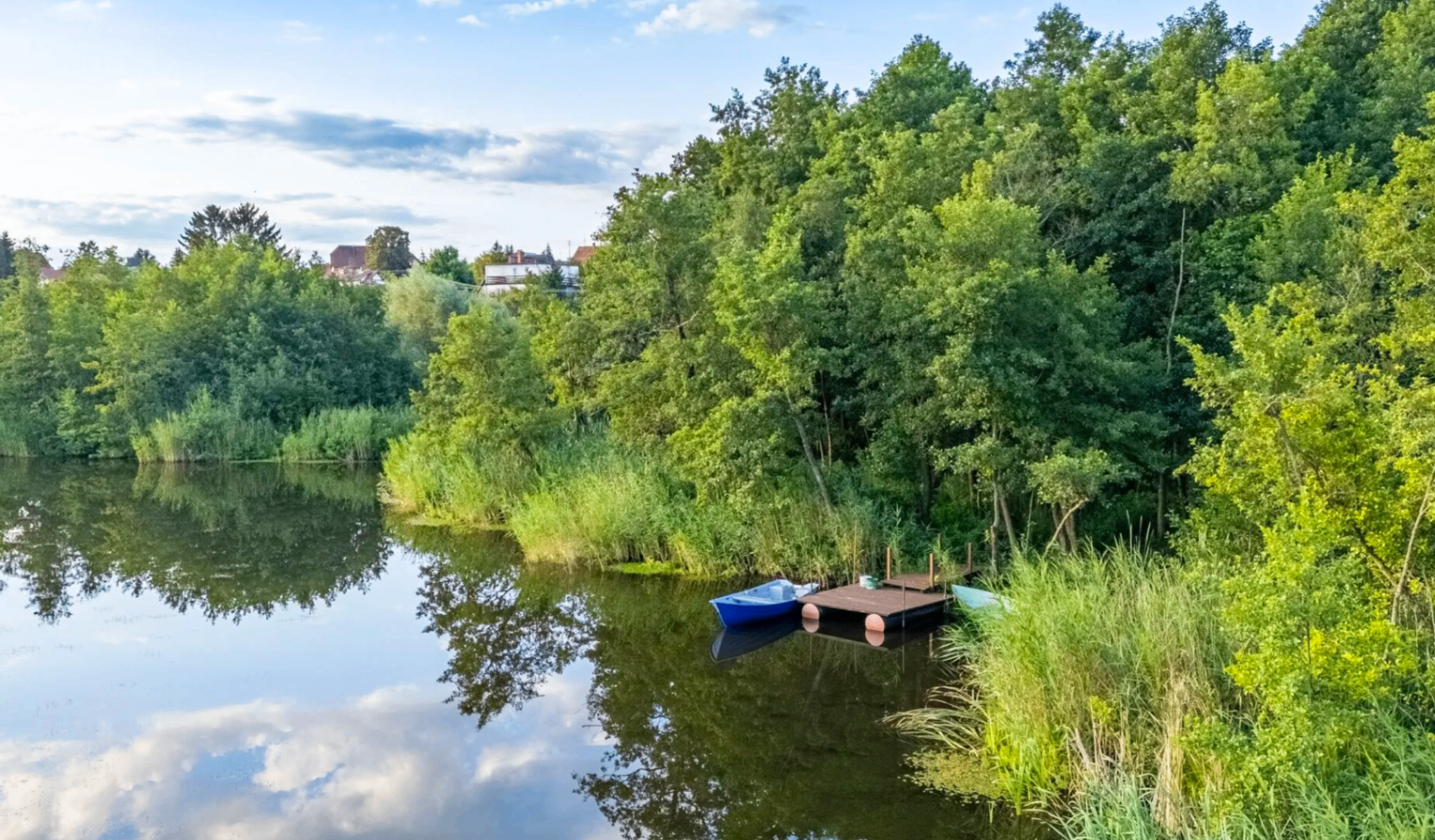 Prywatny pomost i łódka przy spokojnej wodzie